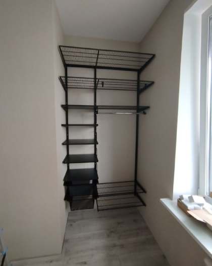 Чёрная угловая гардеробная с выдвижными корзинами, ~1,3×2 м, фото 1