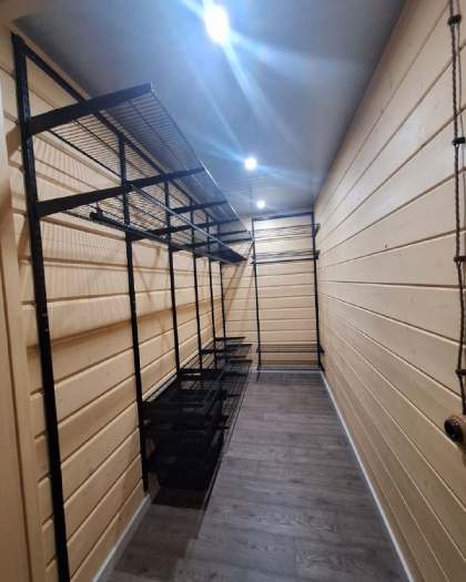 Чёрная угловая гардеробная с выдвижными корзинами, фото 1