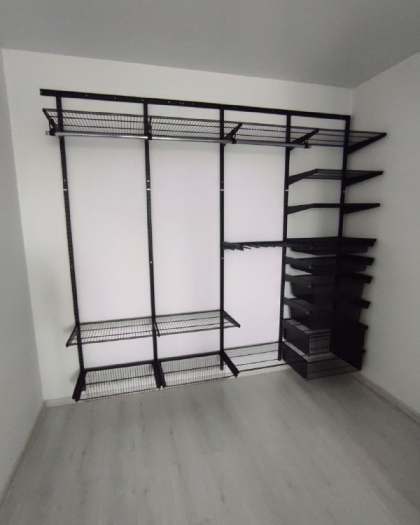 Чёрная угловая гардеробная с выдвижными корзинами, ~3×1,8 м, фото 1