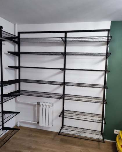 Чёрная угловая гардеробная с выдвижными корзинами, ~2,7×2 м, фото 1
