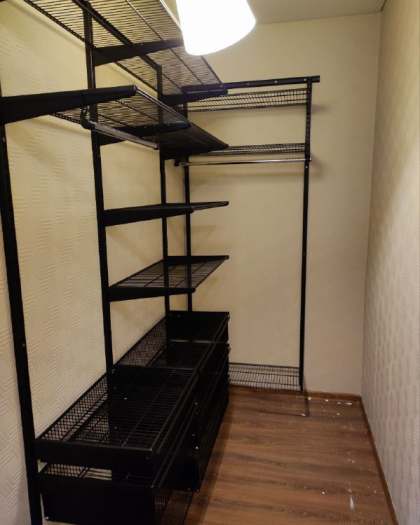 Чёрная угловая гардеробная с выдвижными корзинами, ~1,8×2 м, фото 1