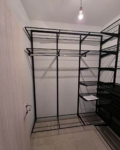 Чёрная угловая гардеробная с выдвижными корзинами, фото 1