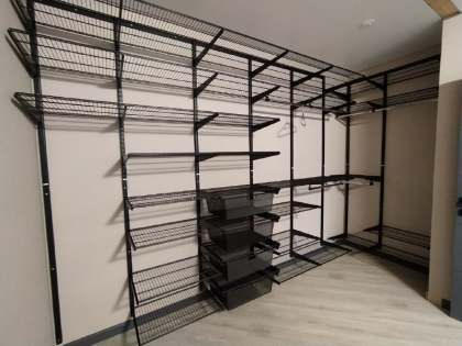 Чёрная угловая гардеробная с выдвижными корзинами, ~3,2×2,4 м, фото 1