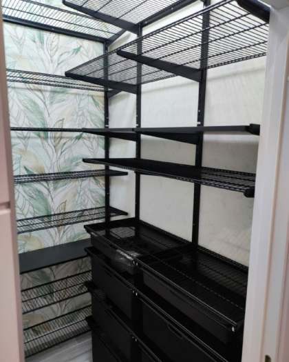 Чёрная угловая гардеробная с выдвижными корзинами, ~1,3×1,7 м, фото 1
