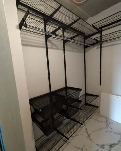 Чёрная угловая гардеробная с выдвижными корзинами, ~1,3×2,2 м, фото 2