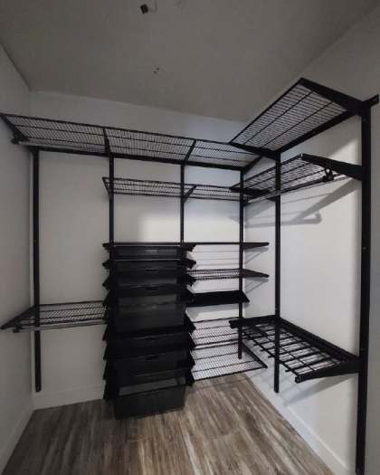 Чёрная угловая гардеробная с выдвижными корзинами, ~1,9×1,7 м, фото 1