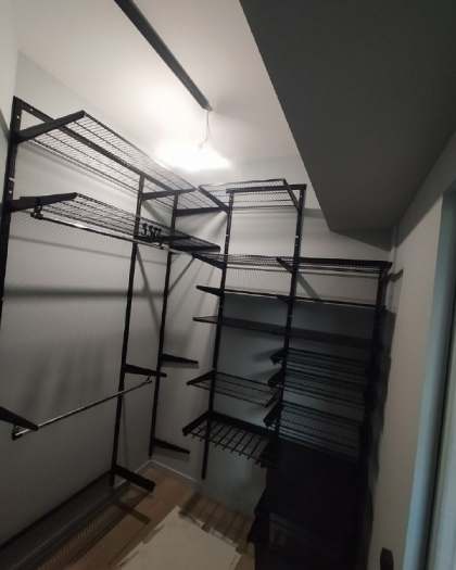Чёрная угловая гардеробная с выдвижными корзинами, ~1,5×2 м, фото 1