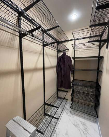 Чёрная угловая гардеробная с выдвижными корзинами, ~1,2×2 м, фото 1