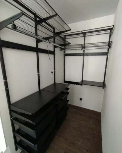 Чёрная угловая гардеробная с выдвижными корзинами, ~1,4×2,1 м, фото 1