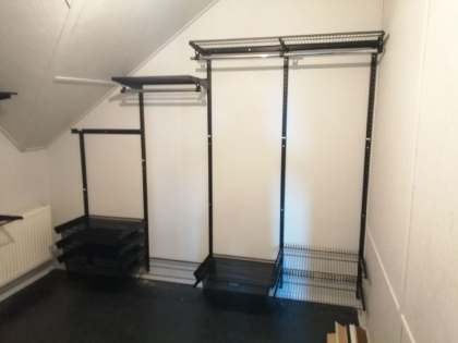 Чёрная угловая гардеробная с выдвижными корзинами, ~2,4×2,1 м, фото 2
