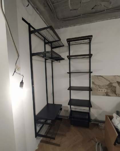 Чёрная угловая гардеробная с выдвижными корзинами, ~1,2×1,8 м, фото 1