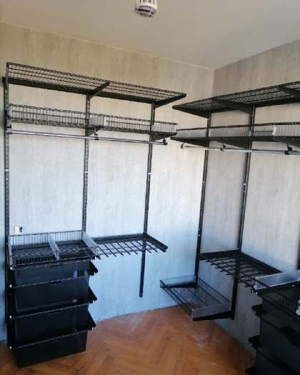 Чёрная угловая гардеробная с выдвижными корзинами, ~2×2,1 м, фото 1