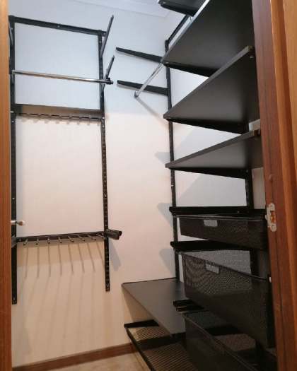 Чёрная угловая гардеробная с выдвижными корзинами, ~1,3×1,6 м, фото 1