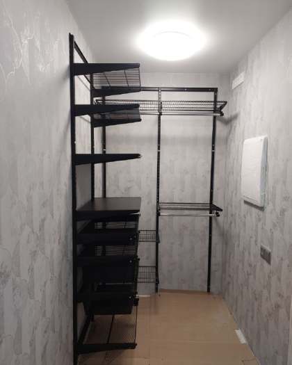 Чёрная угловая гардеробная с выдвижными корзинами, ~2×2,5 м, фото 1