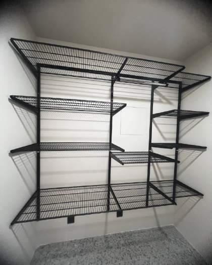 Чёрная угловая кладовка, ~2×1,3 м, фото 1