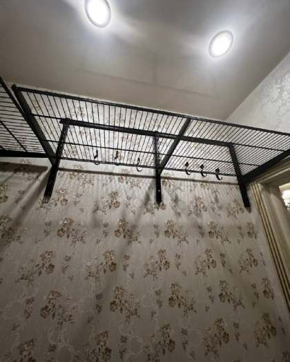 Чёрная угловая постирочная с выдвижными корзинами, ~1,3×1,8 м, фото 2