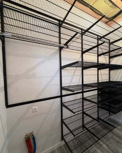 Чёрная угловая постирочная с выдвижными корзинами, ~1,8×2,4 м, фото 2