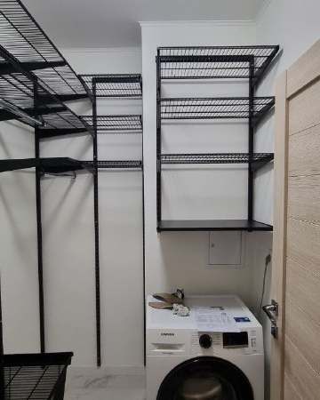 Чёрная угловая постирочная с выдвижными корзинами, ~1,5×2 м, фото 1
