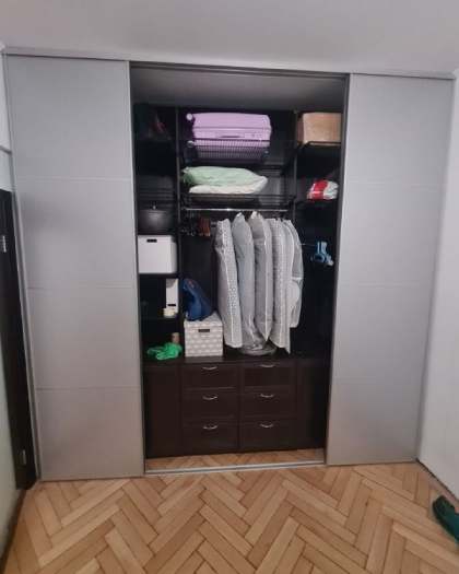 Двери-купе из ЛДСП в спальню с делителями, серебристый профиль, фото 1