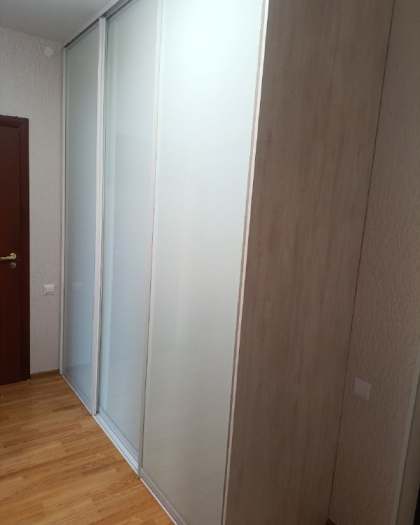 Двери-купе из цветного стекла в прихожую, серебристый профиль, фото 2