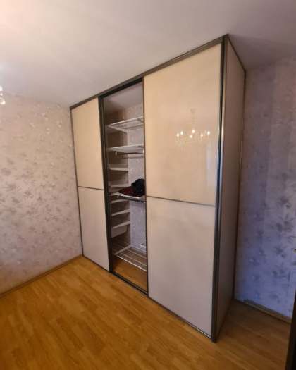 Двери-купе из цветного стекла в спальню с делителями, бронзовый профиль, фото 1
