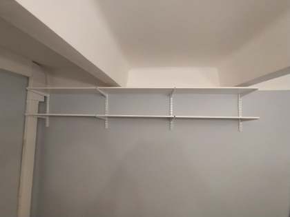 Серая гардеробная с выдвижными корзинами, ~2,5×2 м, фото 1