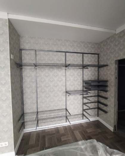 Серая гардеробная в спальне с выдвижными корзинами, ~2,4×1,8 м, фото 1