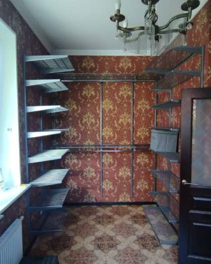Серая П-образная гардеробная, ~2,1×2,8 м, фото 3