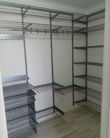 Серая П-образная гардеробная с брючницей, ~2,1×2 м, фото 2