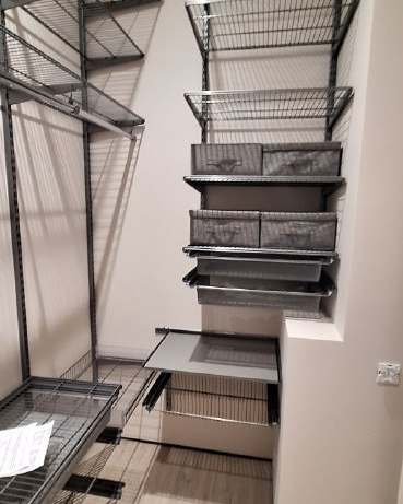 Серая П-образная гардеробная с брючницей, ~2,7×1,8 м, фото 1