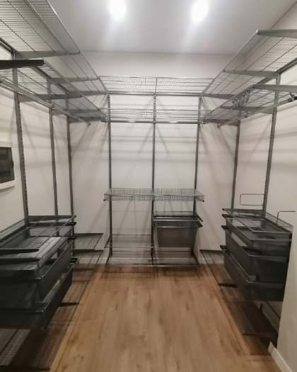 Серая П-образная гардеробная с брючницей, ~1,8×2,4 м, фото 2