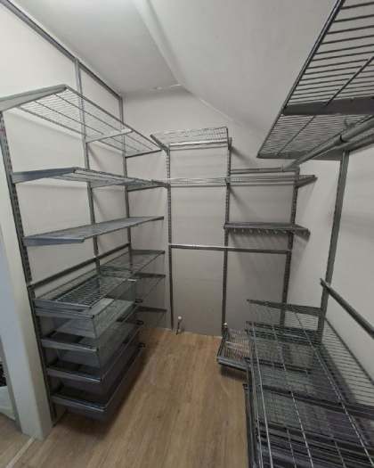 Серая П-образная гардеробная с брючницей, ~2,7×2 м, фото 1