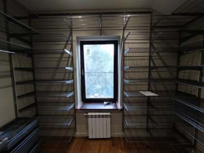 Серая П-образная гардеробная с брючницей, ~2,5×2,8 м, фото 3