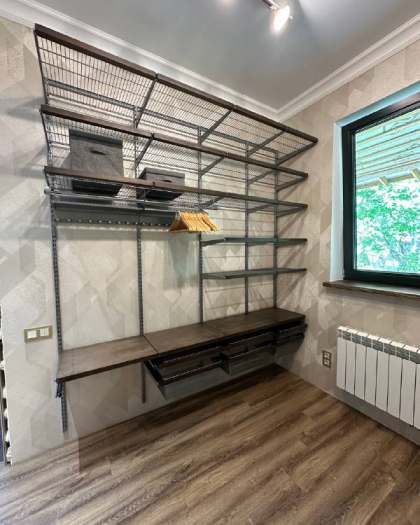 Серая П-образная гардеробная с деревом и гладильной доской, ~3×2,5 м, фото 2