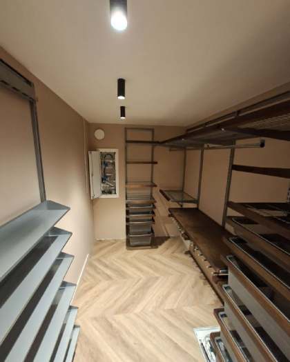 Серая П-образная гардеробная с деревом и полками для обуви, ~2×3 м, фото 2