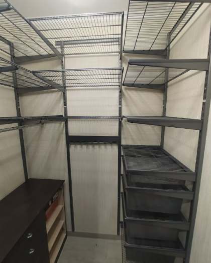 Серая П-образная гардеробная с деревом и выдвижными корзинами, ~1,8×1,8 м, фото 1