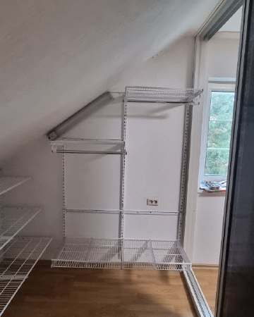 Серая П-образная гардеробная с дверями-купе, ~3×2,5 м, фото 1
