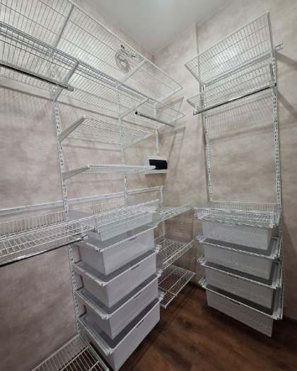 Серая П-образная гардеробная с полками для обуви, ~2,4×2 м, фото 3