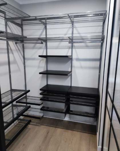 Серая П-образная гардеробная с полками для обуви и дверями-купе, ~1,9×1,8 м, фото 3