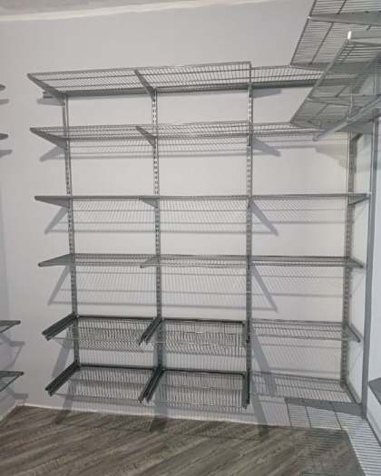 Серая П-образная гардеробная с выдвижными корзинами, ~2,3×2,2 м, фото 2