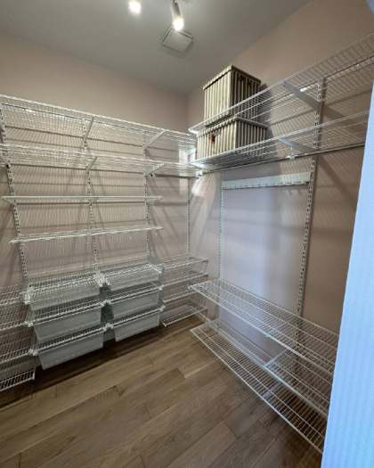 Серая П-образная гардеробная с выдвижными корзинами, ~3×2,5 м, фото 1