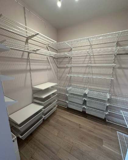 Серая П-образная гардеробная с выдвижными корзинами, ~3×2,5 м, фото 2
