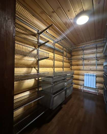 Серая П-образная гардеробная с выдвижными корзинами, ~1,9×3 м, фото 2