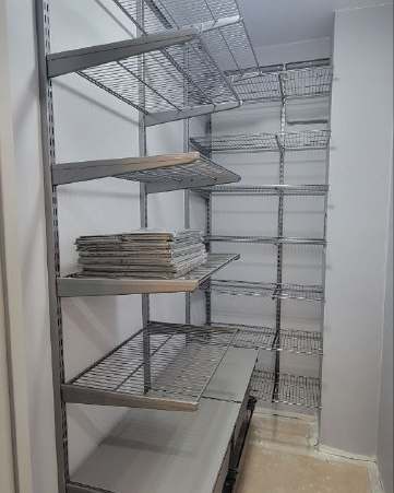 Серая П-образная гардеробная с выдвижными корзинами, ~2×2,4 м, фото 2