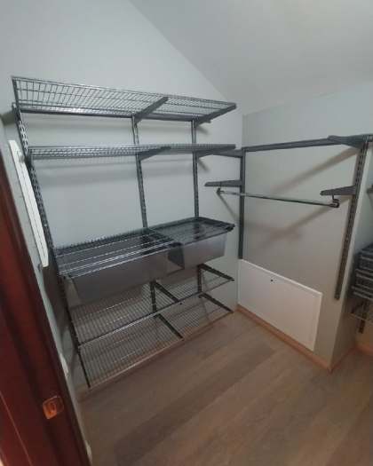 Серая П-образная гардеробная с выдвижными корзинами, ~1,5×2 м, фото 2