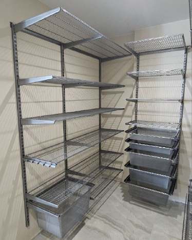 Серая П-образная гардеробная с выдвижными корзинами, ~2×2,7 м, фото 1