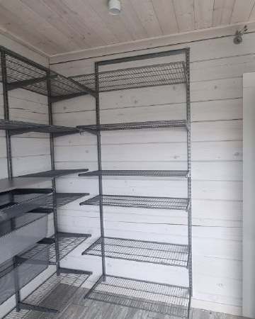 Серая П-образная гардеробная с выдвижными корзинами, ~3×3 м, фото 1