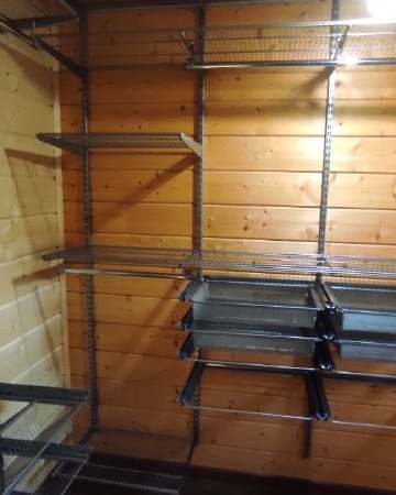 Серая П-образная гардеробная с выдвижными корзинами, ~2,4×2 м, фото 2