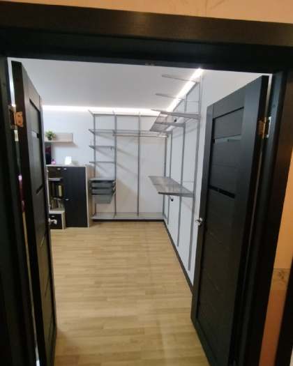Серая П-образная гардеробная с выдвижными корзинами, ~2,8×3,2 м, фото 1