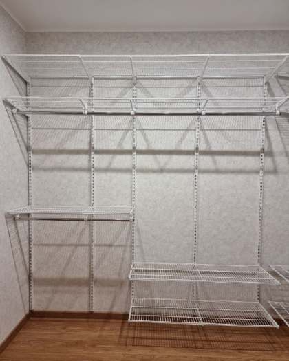 Серая П-образная гардеробная с выдвижными корзинами, ~2,7×3 м, фото 1
